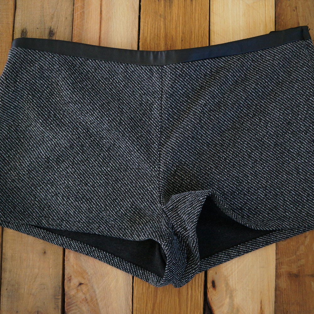 H&M divided women's mid-rise shorts